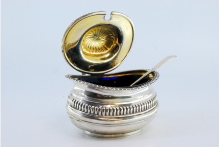 Açucareiro em prata com alma em vidro azul tampa com relevos no pomo e frisos espinhados no bordo com colher lisa, período George V.