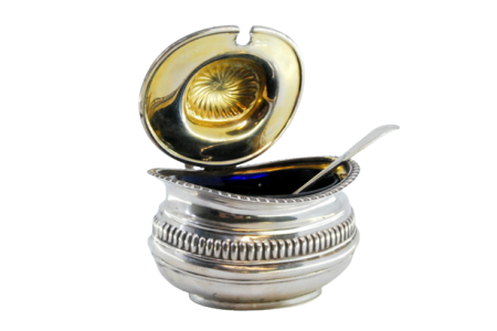 Açucareiro em prata com alma em vidro azul tampa com relevos no pomo e frisos espinhados no bordo com colher lisa, período George V.