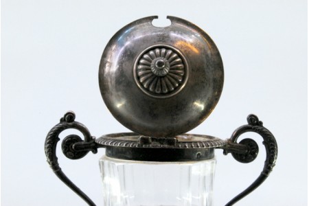 Açucareiro em prata com alma em vidro lapidado com relevos nas pegas e tampa,  assente em base quadrada.