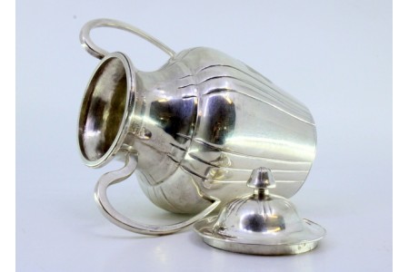 Açucareiro em prata gomada de asas lisas e pomo na tampa.