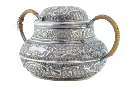 Açucareiro bojudo em prata com relevos envolvendo cartela para monograma e asas revestidas.