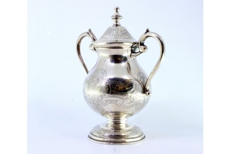 Açucareiro em prata com grinaldas gravadas duas pegas com aplicações e pomo na tampa amovível.