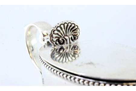  Açucareiro em prata lisa com frisos perlados, alma em vidro azul, pomo na tampa para abertura e colher relevada.