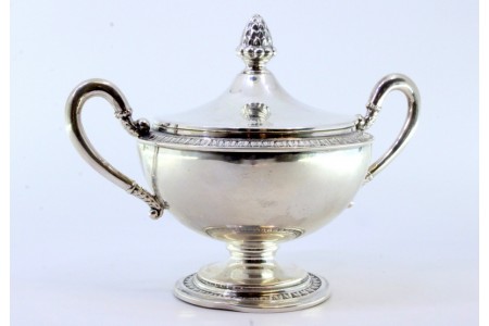 Açucareiro em prata com relevos pomo na tampa em forma de pinha, e assente em base redonda com frisos.