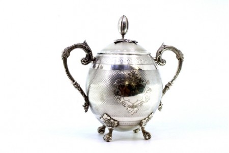  Açucareiro em prata guilhochada com pomo na tampa amovível em forma de bolbo 