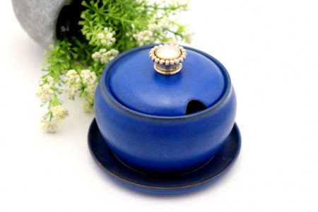 Açucareiro em porcelana azul com pires acoplado e pomo perlado em prata dourada.