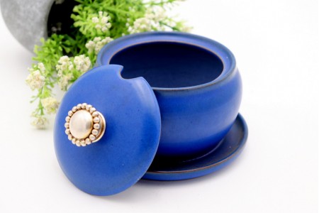 Açucareiro em porcelana azul com pires acoplado e pomo perlado em prata dourada.