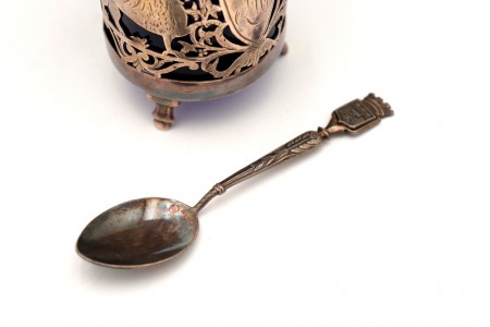 Açucareiro com colher em prata recortada com figuras mitológicas aladas