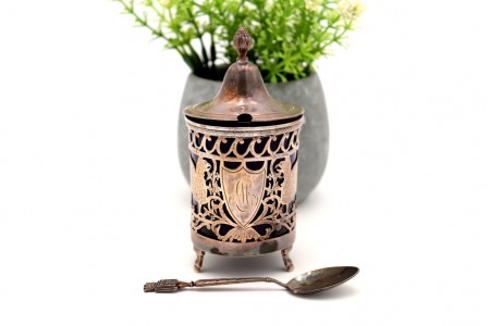 Açucareiro com colher em prata recortada com figuras mitológicas aladas