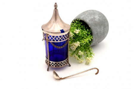 Açucareiro em prata recortada com gradinha, grinaldas, frisos envolventes 