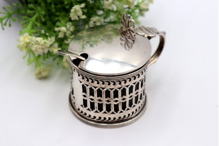 Açucareiro em prata com estrutura recortada e interior em vidro com pá de açúcar