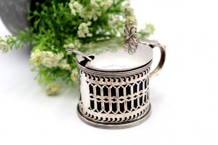 Açucareiro em prata com estrutura recortada e interior em vidro com pá de açúcar