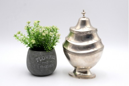 Açucareiro em prata lisa, frisos envolventes com pomo na tampa e base elíptica.