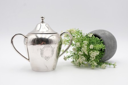 Açucareiro em prata lisa com asas fixas, pomo na tampa e cartela para monograma