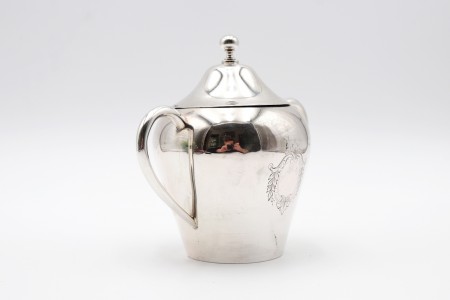Açucareiro em prata lisa com asas fixas, pomo na tampa e cartela para monograma