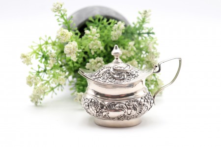 Açucareiro em prata profusamente relevada com pomo na tampa basculante