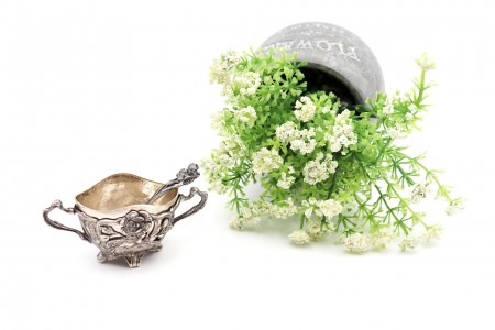 Açucareiro com estrutura em prata e flor relevada, alma de prata e colher