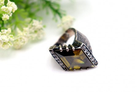 Anel em prata com turmalina lapidada em formato losângulo e zircónias aplicadas.