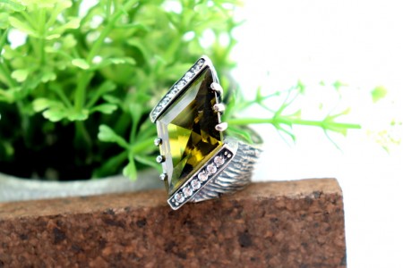 Anel em prata com turmalina lapidada em formato losângulo e zircónias aplicadas.