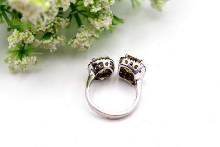 Anel em prata com duas mesas de formato distinto e aplicação de pedras lapidadas