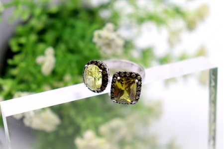 Anel em prata com duas mesas de formato distinto e aplicação de pedras lapidadas