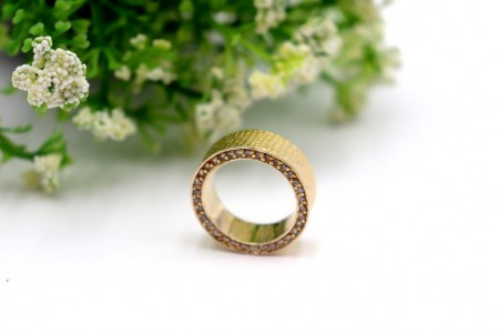  Anel em prata dourada martelada com zircónias lapidadas lateralmente aplicadas