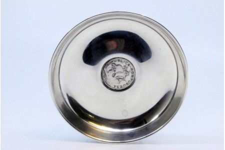 Aneleira em prata lisa com moeda de 5$00 escudos aplicada no centro.