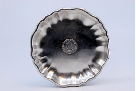 Aneleira em prata em forma de flor com moeda aplicada no centro.