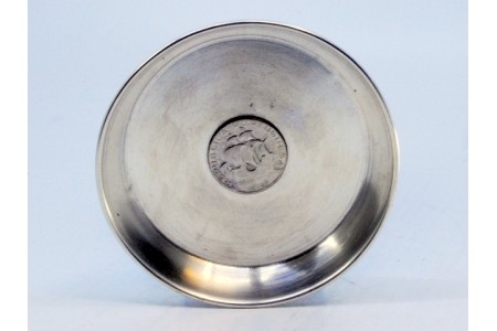 Aneleira pequena em prata lisa com 2$50 escudos aplicada no centro.