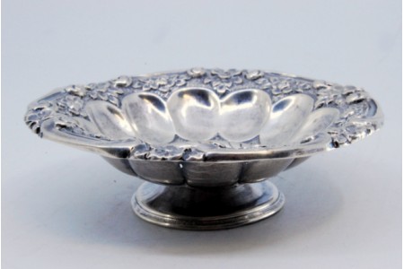 Aneleira em prata relevada com conchas e motivos florais.