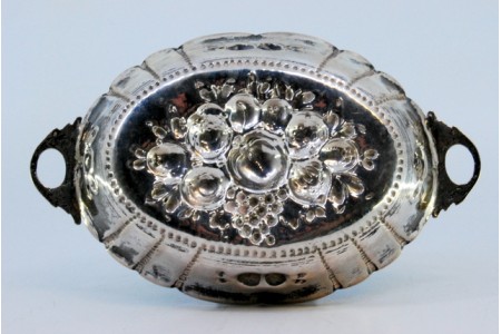 Aneleira em prata com motivos florais perlados e duas pegas.