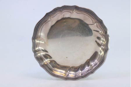 Aneleira em prata com frisos gomados na envolvência.