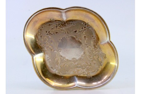 Aneleira em prata dourada recortada com motivos florais gravados envolvendo cartela para monograma.