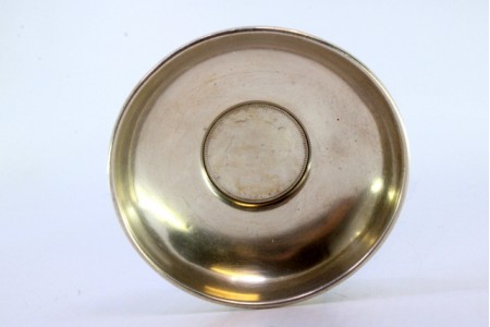 Aneleira em prata com imitação de moeda com relevos no centro