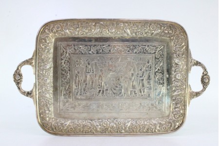 Bandeja em prata ao gosto Islâmico com motivos florais relevados e cena gravada alusiva a veneração ao profeta Maomé.