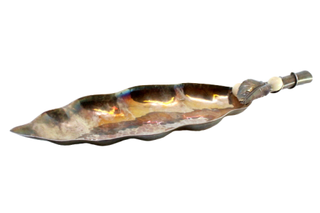  Aneleira em prata martelada e dourado em forma de folha com aplicações na pega.