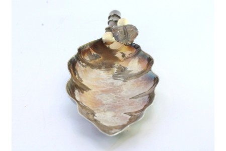  Aneleira em prata martelada e dourado em forma de folha com aplicações na pega.