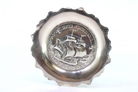 Aneleira em prata com rebordos recortadas e centro com  caravela São Gabriel em relevo.