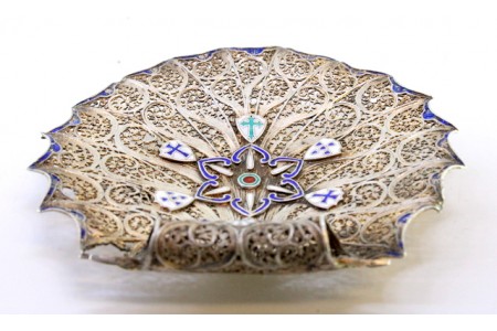 Aneleira em prata filigrana com símbolos portugueses em esmalte e assente em três pés em forma de bolas.