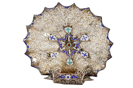 Aneleira em prata filigrana com símbolos portugueses em esmalte e assente em três pés em forma de bolas.