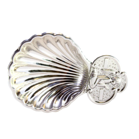 Concha de batismo em prata em forma de concha com anjo em revelado na pega.