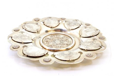 Aneleira em prata recortada com rosáceas relevadas e moedas (peças) da monarquia acopladas.