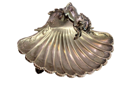 Aneleira em prata em forma de concha canelada com aplicação de um Cavalo e assente em três pés.