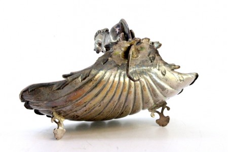 Aneleira em prata em forma de concha canelada com aplicação de um Cavalo e assente em três pés.