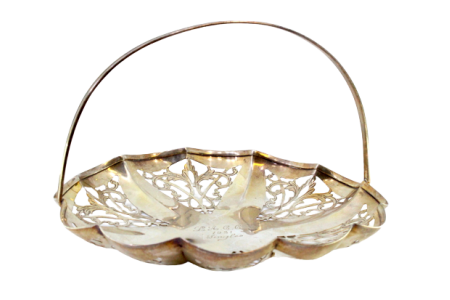 Aneleira em prata recortada com asa fixa.