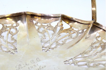 Aneleira em prata recortada com asa fixa.