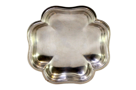 Aneleira em prata em forma de trevo com frisos envolventes.