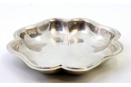 Aneleira em prata em forma de trevo com frisos envolventes.