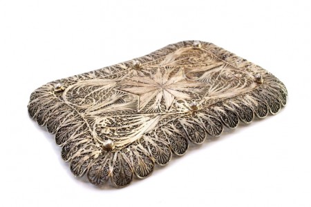 Aneleira em prata de filigrana assente em seis pés redondos.