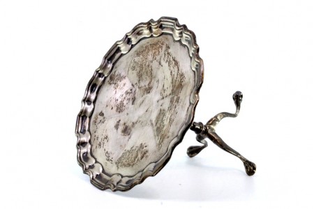 Aneleira em prata com pés altos em forma de garras e frisos na envolvência.